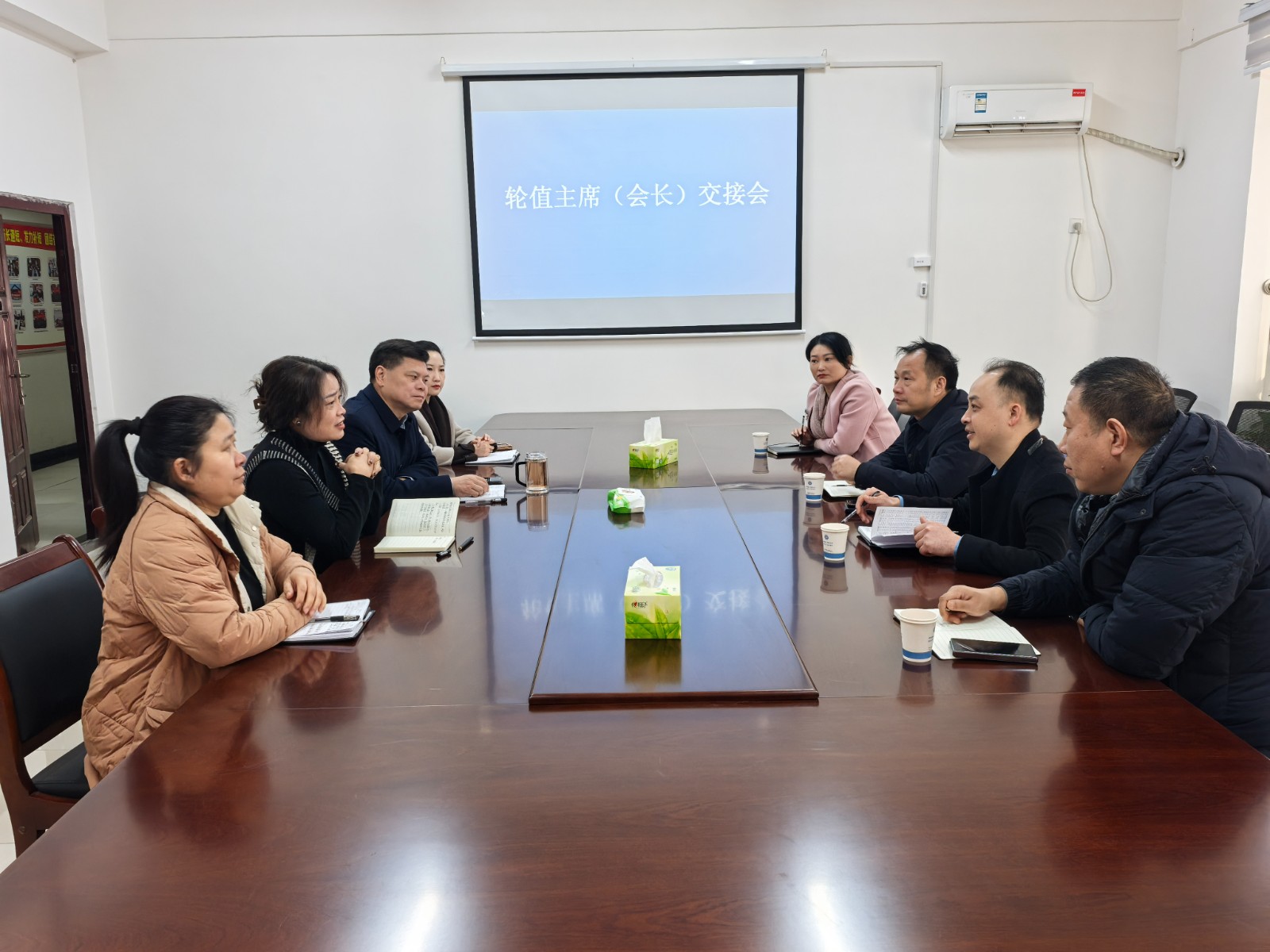20251205（宣传-动态）新华区工商联组织开展轮值主席（会长）交接会 (2).jpg